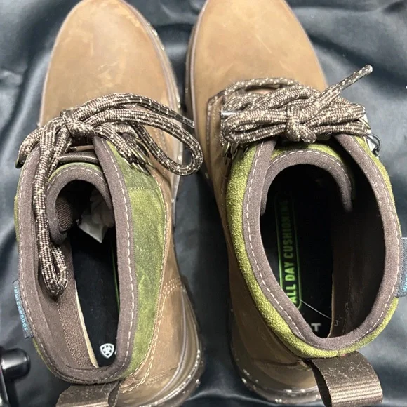 Ariat Women’s NWT Tan and Olive Waterproof  Boots - Picture 5 of 6